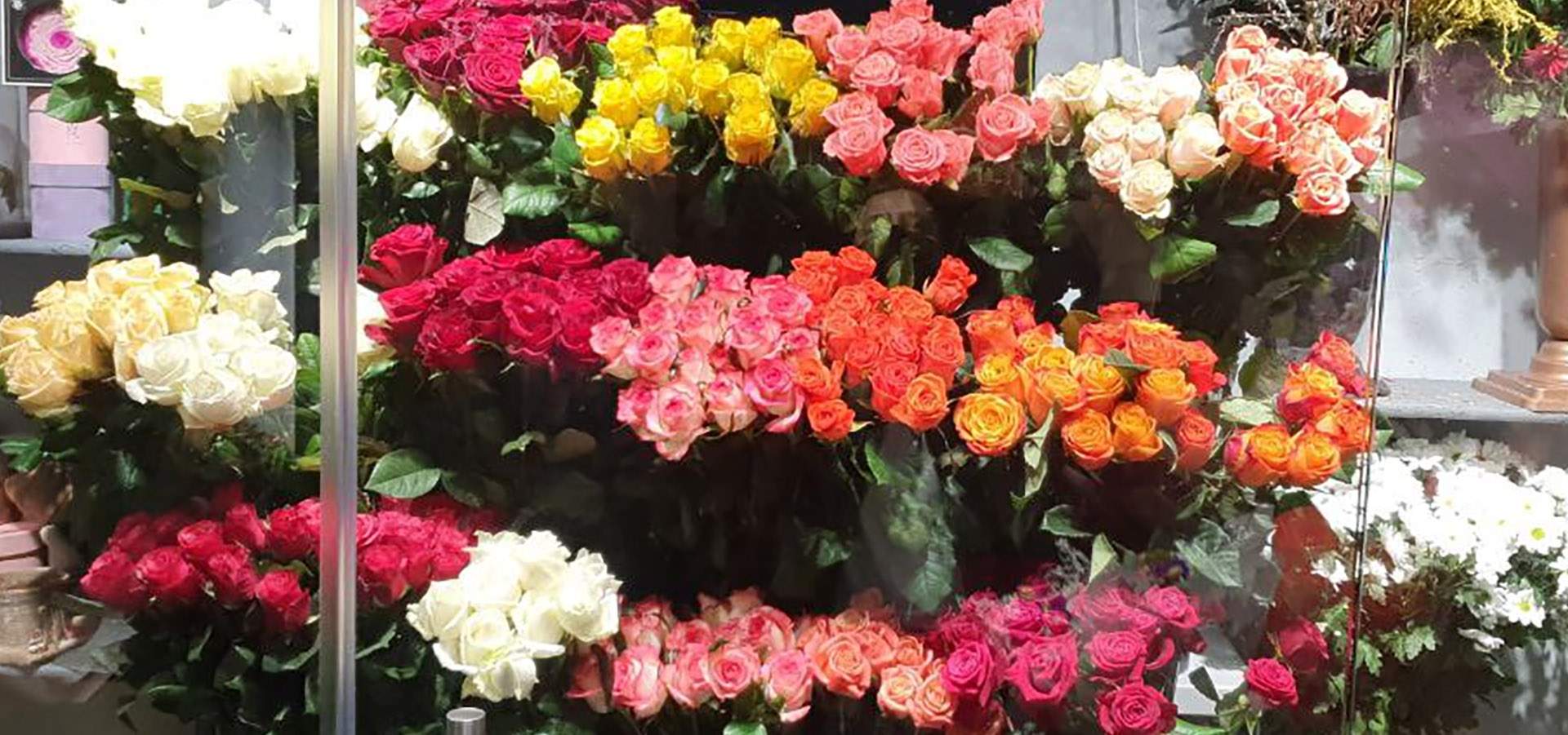 магазин квітів з доставкою в Івано-Франківську фото вітрини квіткового магазину у Івано-Франківську